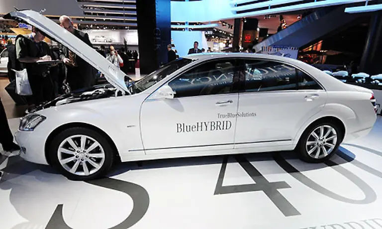 Dass-es-sich-mit-Hybrid-auch-luxurioes-fahren-laesst-beweist-der-Mercedes-S-400-Blue-Hybrid-Er-soll-im-Juni-2009-auf-den-Markt-kommen-und-wird-das-weltweit-erste-Serienfahrzeug-mit-einer-Lithiumionen-Batterie-sein