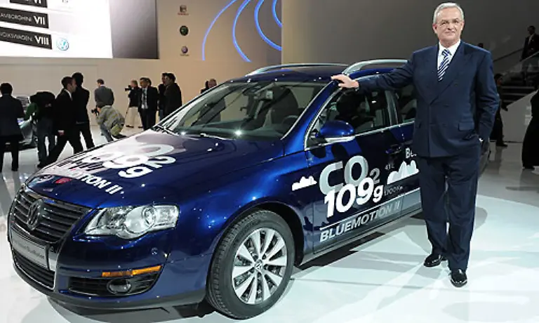 Bei-Volkswagen-setzt-man-auf-Blue-Motion-Vorstand-Winterkorn-praesentiert-auf-dem-Salon-den-Passat-Blue-Motion-mit-nur-109-Gramm-CO2-Emissionen