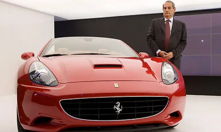 In-Paris-war-er-erstmals-live-zu-bewundern-Er-hat-entgegen-der-Firmentradition-einen-Acht-Zylinder-Motor-vorne-eingebaut-Der-Chef-von-Ferrari-Amadeo-Felisa-scheint-darueber-noch-etwas-irritiert-zu-sein