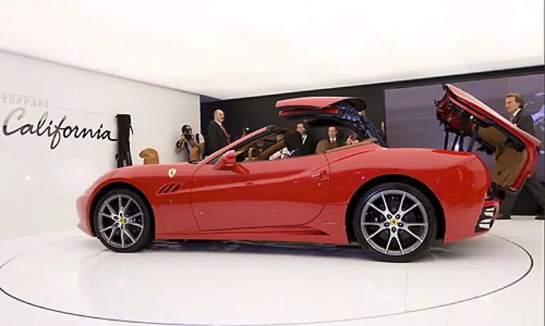 Zudem-bietet-der-schicke-Italiener-ein-Stahlklappdach-was-die-Alltagstauglichkeit-erhoeht-und-gleichzeitig-erklaert-warum-der-California-hinten-keinen-Platz-fuer-den-Motor-hat