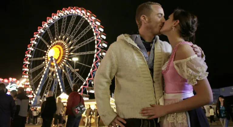 Dies-sei-aber-auch-auf-verstaerkte-Kontrollen-und-verbesserte-technische-Moeglichkeiten-zurueckzufuehren-sagte-Polizeivizepraesident-Robert-Kopp-Heftiges-Knutschen-war-natuerlich-erlaubt