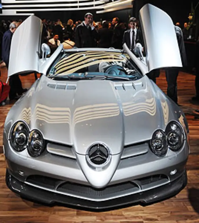 Noch-aufregender-ist-sicher-der-Mercedes-SLR-McLaren-Roadster-722-S-Das-Auto-haelt-was-der-lange-Name-verspricht-650-PS-von-0-auf-100-in-3-37-Sekunden-335-km-h-Hoechstgeschwindigkeit-und-ein-Preis-von-rund-517-000-Euro-Es-sollen-nur-150-Exemplare-gebaut-werden