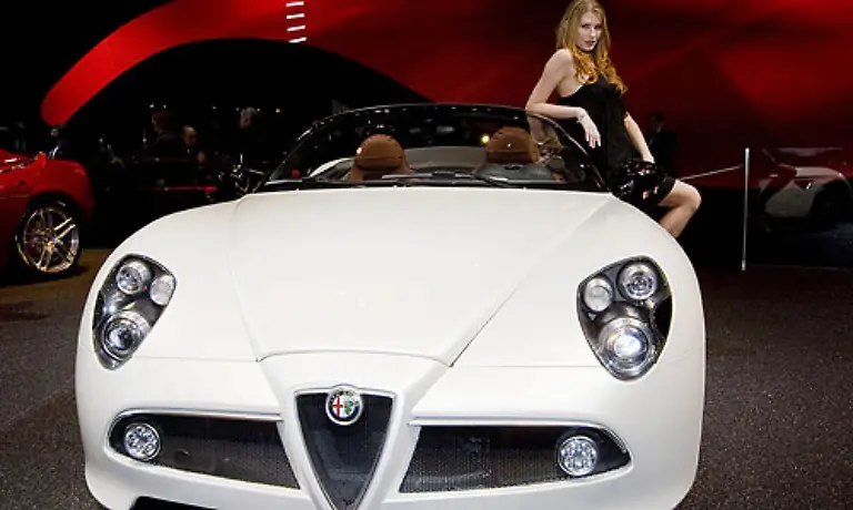 Der-Alfa-Romeo-8C-Spider-betoert-die-Sinne-mit-aufregendem-Design-Er-ist-bereits-auf-dem-Genfer-Autosalon-zu-sehen-gewesen-doch-mit-einem-solchen-Sidekick-darf-er-natuerlich-in-keinem-Messeueberblick-fehlen
