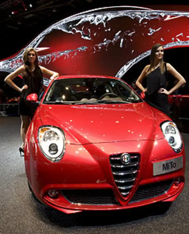 Etwas-neuer-ist-da-der-Mito-von-Alfa-Romeo-Das-erste-Kompaktmodell-von-Alfa-ist-bereits-beim-Haendler-Der-Name-setzt-sich-uebrigens-aus-den-ersten-Silben-der-Staedte-Milano-und-Torino-zusammen