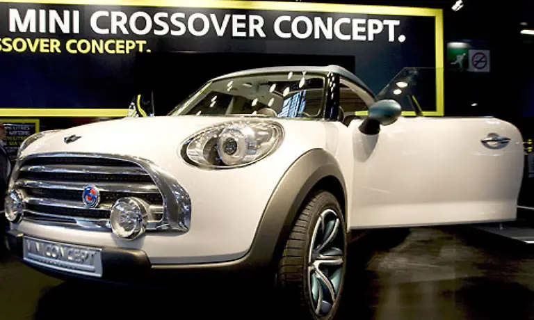 Der-Mini-hingegen-wird-etwas-groesser-Das-Crossover-Concept-bietet-Allradantrieb-vier-Einzelsitze-und-in-allen-drei-Dimensionen-mehr-Raum-Die-Hecktuer-des-Autos-schwenkt-zur-Seite-weg