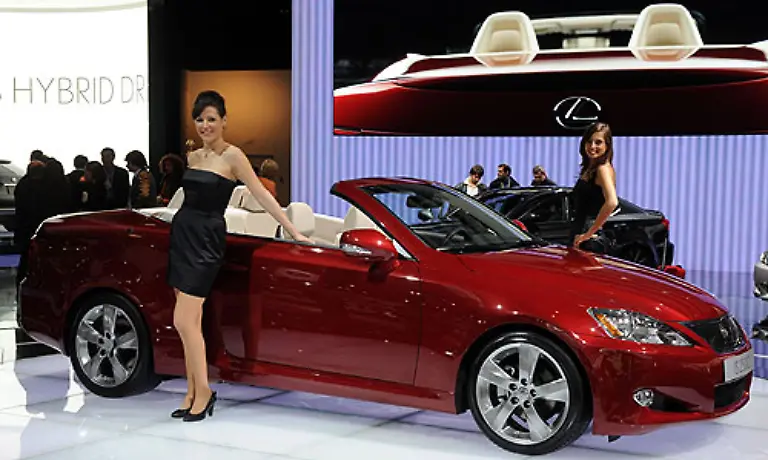 Der-Luxus-Ableger-von-Toyota-Lexus-zeigt-mit-dem-IS-250C-ein-Cabrio-mit-voll-versenkbarem-Stahlklappdach