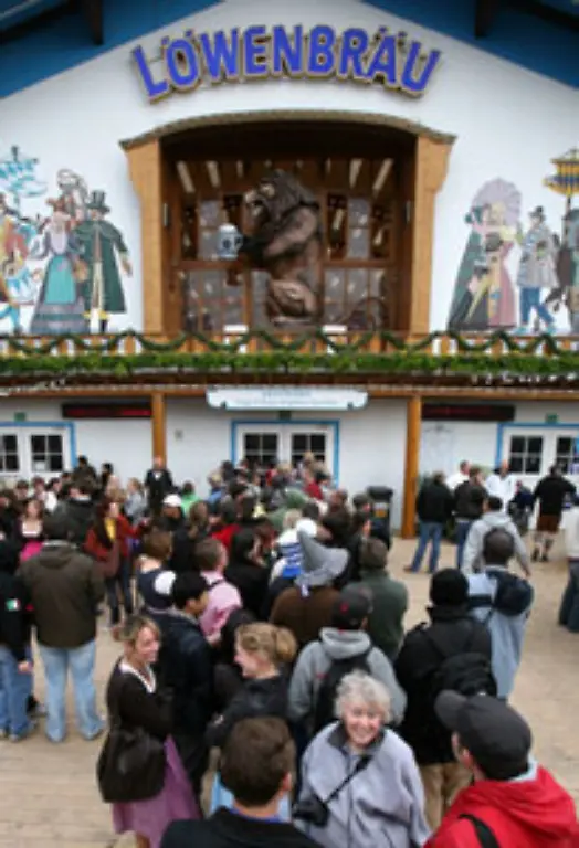 Das-Volk-liess-sich-auch-von-den-politischen-Querelen-im-Land