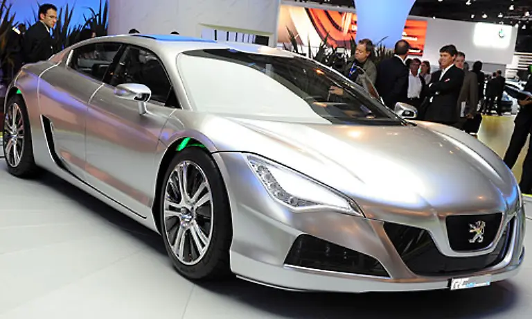 Gegen-Ende-geht-der-Blick-der-Hoeflichkeit-halber-wieder-zu-franzoesischen-Automobilen-Der-Peugeot-Hymotion-kann-rein-elektrisch-oder-in-Kombination-mit-dem-218-PS-starken-Verbrennungsmotor-angetrieben-werden