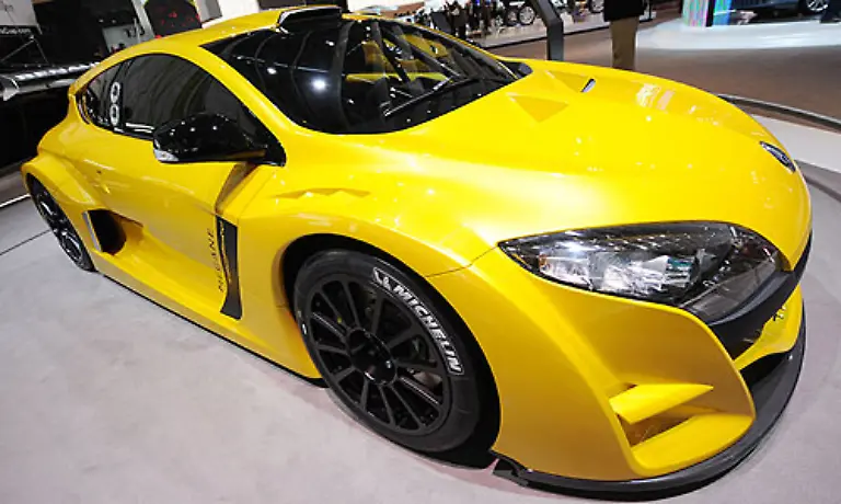 Ohne-Hybrid-aber-ganz-sportlich-der-Renault-Megane-Sport-Trophy-Die-Sportversion-des-Bestsellers-bringt-18-Zoll-Alufelgen-und-einen-224-PS-Motor-Nach-all-den-Traeumen-und-Visionen-ein-Auto-in-das-man-sich-ohne-Hemmungen-reinsetzen-wuerde