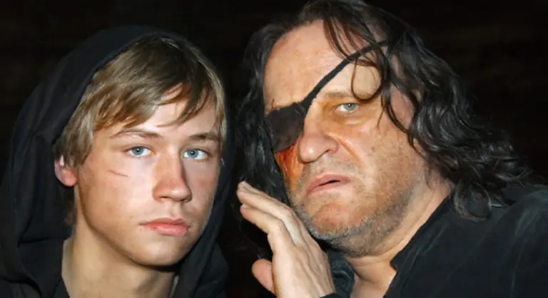 Um-Krabat-auf-seine-Seite-zu-ziehen-bietet-er-ihm-seine-Nachfolge-auf-der-Muehle-an