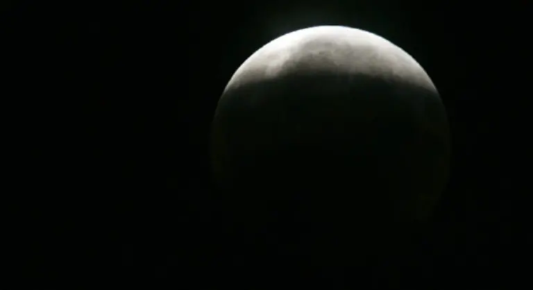 Um-den-Mond-ranken-sich-viele-Mythen-und-Maerchen-Er-uebt-eine-grosse-Faszination-und-magische-Anziehungskraft-aus