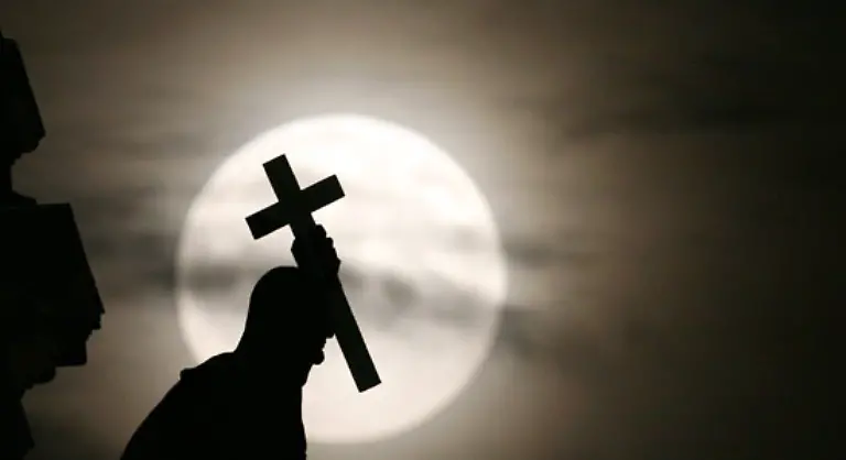 Der-Vollmond-ist-Herrscher-ueber-Ebbe-und-Flut-raubt-Menschen-den-Schlaf-bringt-Woelfe-zum-Heulen-und-Raben-zum-Kraechzen