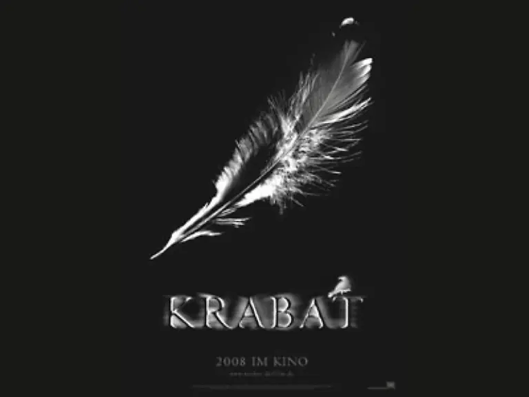 Vollmond-und-Rabe-eine-faszinierende-Verbindung-Raben-koennen-angeblich-ueber-100-Jahre-alt-werden