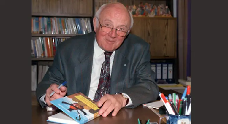 Der-Autor-der-am-20-Oktober-2008-also-wenige-Tage-nach-dem-Filmstart-seinen-85-Geburtstag-feiert-dankte-den-Produzenten-des-Films-hoechstpersoenlich