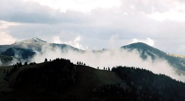 Die-mythische-Atmosphaere-entwickelte-sich-fuer-viele-Szenen-in-den-rumaenischen-Karpaten-die-alles-zu-bieten-hatte-was-es-fuer-eine-solche-Verfilmung-braucht-Berge-Nebel-Fluesse-Baeren-und-Windgejammer