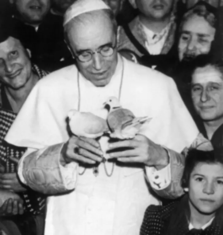 Auf-Initiative-der-religioesen-US-Organisation-Pave-the-way-Bereite-den-Weg-waren-kurz-vor-seinem-50-Todestag-Juden-und-Christen-zusammengekommen-um-Pius-XII-zu-rehabilitieren
