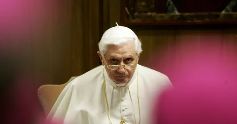Auch-Benedikt-XVI-stellte-sich-kurz-vor-dem-50