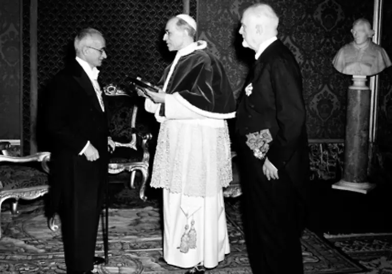 Mit-Sympathien-fuer-die-Nazis-hatte-diese-Haltung-nichts-zu-tun-Viel-eher-ist-es-die-innere-Zerrissenheit-eines-Kirchenoberhauptes-das-alles-mit-sich-selbst-ausmachte-und-noch-versuchte-die-alte-juedische-Gemeinde-in-Rom-vor-den-Todeskommandos-zu-retten