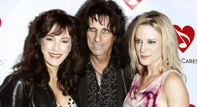 So-ein-Schockrocker-mit-dem-Maedchennamen-Alice-muss-natuerlich-kreativ-sein-Cooper-nannte-seine-Kinder-Calico-im-Bild-rechts-und-Soniora-Rose-links-allerdings-Mutti