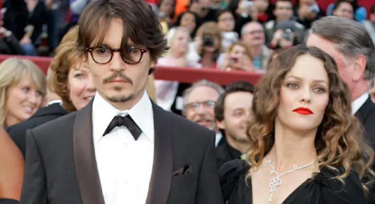 Die-Kinder-von-Johnny-Depp-und-Vanessa-Paradis-haben-trotz-ihrer-exzentrischen-Eltern-uebrigens-recht-normale-Namen-Lily-Rose-und-Jack