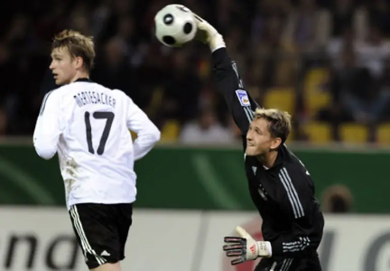 Adler-der-anstelle-des-verletzten-Robert-Enke-zu-seinem-ersten-Laenderspiel-kommt