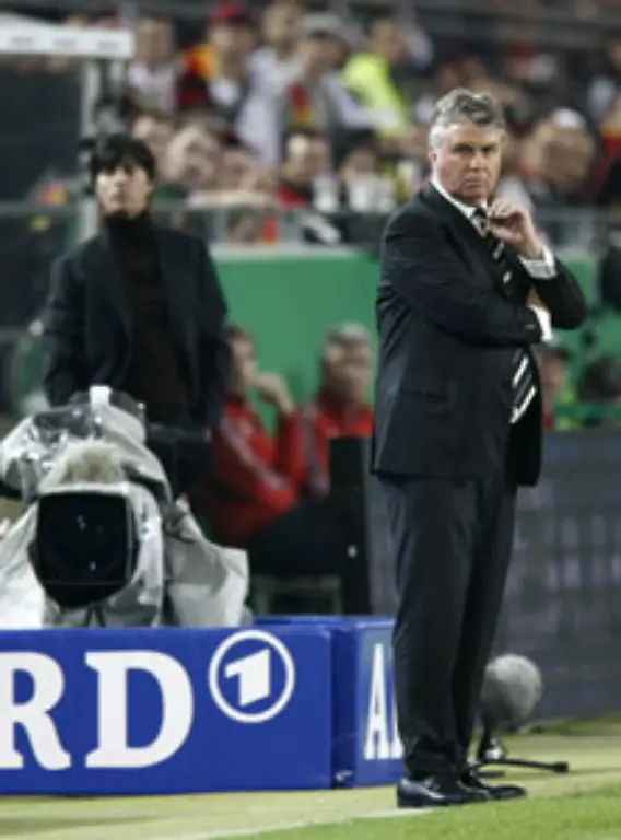 Nach-einem-Fehler-von-Friedrich-kann-Juri-Schirkow-ungehindert-auf-Pawel-Pogrebnjak-flanken-Der-Stuermer-von-UEFA-Cup-Sieger-Zenit-St-Petersburg-vergibt-aber-aus-kurzer-Distanz-Sehr-zum-Leidwesen-von-Gaestetrainer-Guus-Hiddink