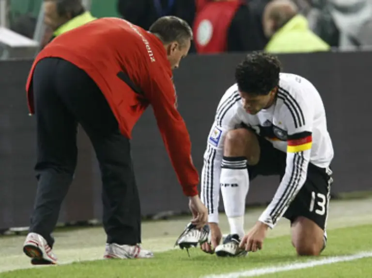In-der-achten-Minute-hat-der-Vize-Europameister-seine-erste-gute-Gelegenheit-als-Ballack-aus-aussichtsreicher-Position-an-Torwart-Igor-Akinfejew-scheitert-Anderes-Schuhwerk-musste-her