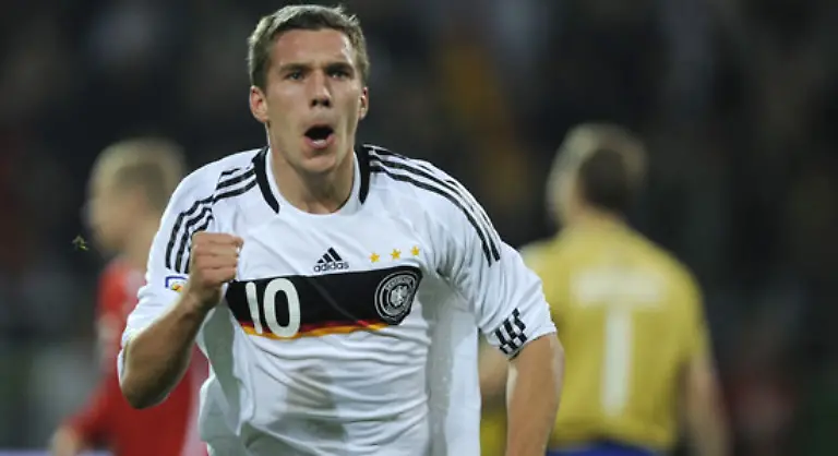 Eine-Minute-spaeter-nutzt-Lukas-Podolski-eine-tolle-Vorarbeit-seines-Sturmpartners-und-Muenchner-Vereinskollegen-Miroslav-Klose-zum-1-0