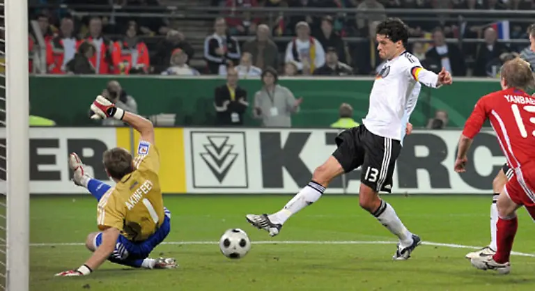 Das-erledigt-dann-der-Chef-hoechstpersoenlich-Michael-Ballack-laesst-die-deutschen-Fans-in-der-28-Minute-jubeln-als-ihm-nach-einer-gelungenen