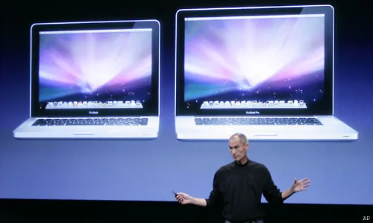Apple-Chef-Steve-Jobs-ist-vor-allem-auf-ein-neues-Produktionsverfahren-fuer-das-MacBook-und-das-MacBook-Pro-stolz