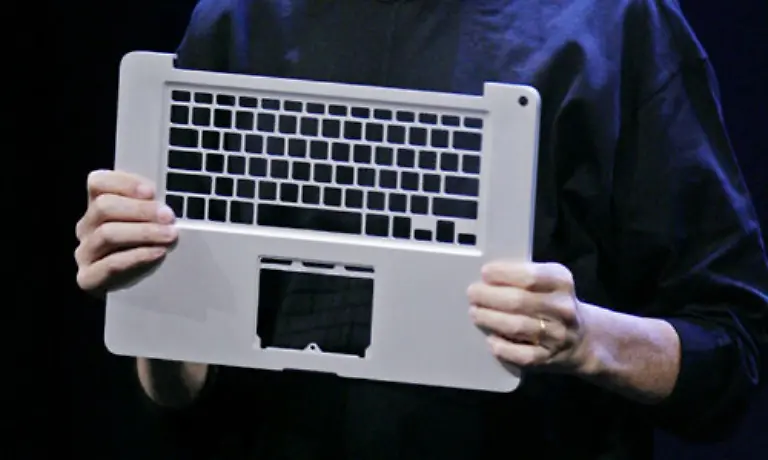 Das-Gehaeuse-wird-aus-einem-einzigen-Stueck-Aluminium-gefraest-was-die-Notebooks-leichter-langlebiger-und-unglaublich-schoen-machen-soll
