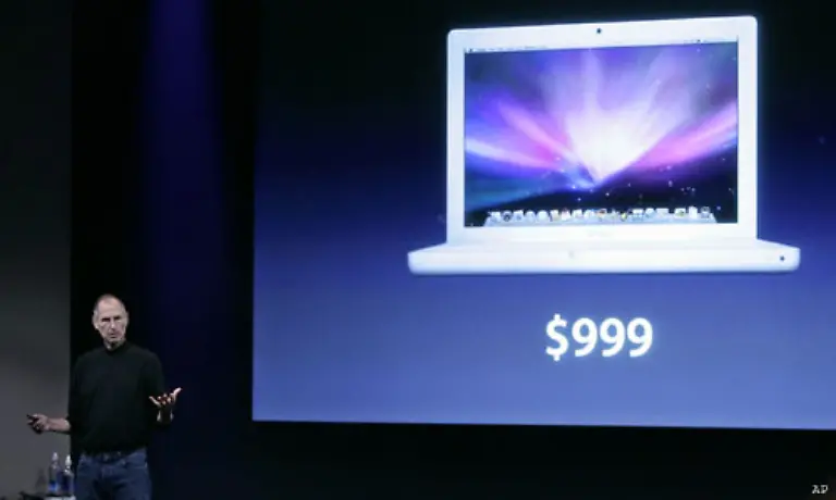 Deshalb-hat-Mr-Jobs-ein-MacBilligBook-aus-dem-Hut-gezaubert-das-laeppische-999-Dollar-oder-950-Euro-kostet-Dafuer-bekommt-man-ein-13-Zoll-Display-einen-2-1-Gigaherz-Prozessor-und-eine-120-Gigabyte-Festplatte