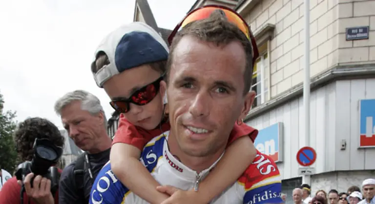Casper-wird-vom-Rennstall-Agritubel-vorlaeufig-suspendiert-spaeter-vom-franzoesischen-Verband-aber-freigesprochen