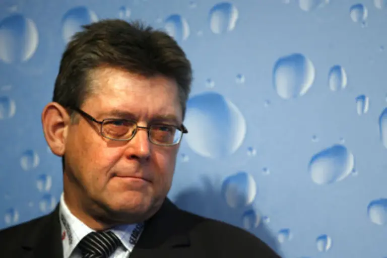 Gerolsteiner-Teamchef-Hans-Michael-Holczer-der-Schumacher-fristlos-kuendigt-erhebt-eine-Schadenersatzklage-gegen-den-WM-Dritten-und-beteuert-von-Schummel-Schumi-betrogen-worden-zu-sein