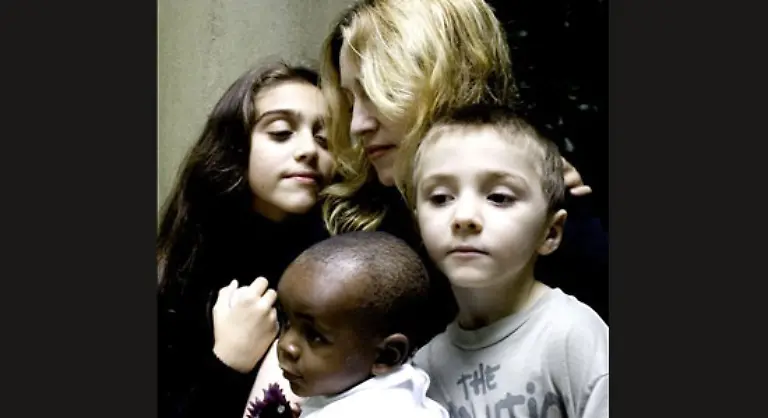 Viel-mehr-Aerger-und-Verzweiflung-bahnt-sich-da-wegen-der-Kinder-und-der-Frage-nach-dem-Wohnort-an-Madonna-hat-vor-wieder-nach-New-York-zu-ziehen-sie-hat-ihre-teuersten-Gemaelde-bereits-ausfliegen-lassen-Guy-moechte-in-England-bleiben