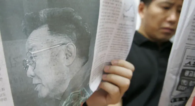 Bereits-Mitte-August-2008-sei-Kim-zusammengebrochen-Spezialisten-aus-China-und-Frankreich-seien-sofort-nach-Nordkorea-gerufen-worden-berichten-suedkoreanische-Zeitungen-Die-auslaendischen-Aerzte-haetten-die-Hirnoperation-ausgefuehrt