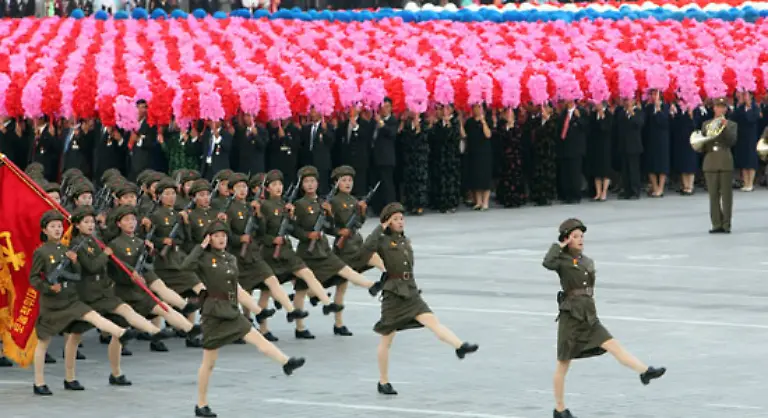 An-der-Parade-auf-dem-Kim-Il-Sung-Platz-im-Zentrum-der-Stadt-nahmen-keine-regulaeren-Streitkraefte-teil