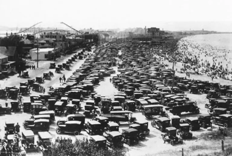 Die-Welt-sieht-noch-rosig-aus-Die-Nachfrage-nach-neuen-Konsumguetern-wie-Kuehlschraenken-Fotoapparaten-und-Autos-scheint-in-den-1920ern-in-den-USA-unersaettlich-die-Wirtschaft-brummt-es-beginnt-ein-beispielloser-Run-auf-die-Aktienmaerkte