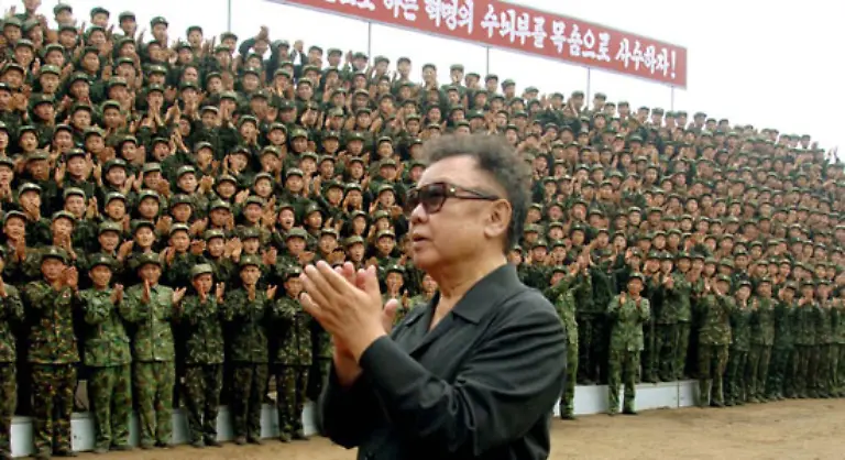 Neben-Paraden-sind-Besuche-in-Schulen-Fabriken-und-Militaerstuetzpunkten-die-einzigen-Gelegenheiten-bei-denen-sich-der-oeffentlichkeitsscheue-Herrscher-zeigt