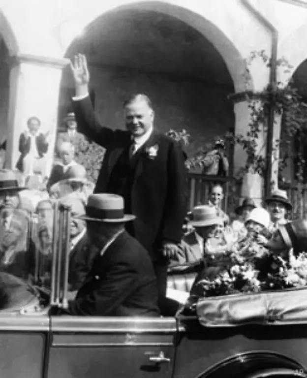 Nach-Hoovers-Amtsantritt-Anfang-1929-mehren-sich-die-Anzeichen-fuer-einen-drohenden-Crash-Die-Bauauftraege-gehen-zurueck-der-Inlandsmarkt-ist-weitgehend-gesaettigt-die-US-Automobilproduktion-sackt-bis-zum-Herbst-1929-um-ein-Drittel-ab