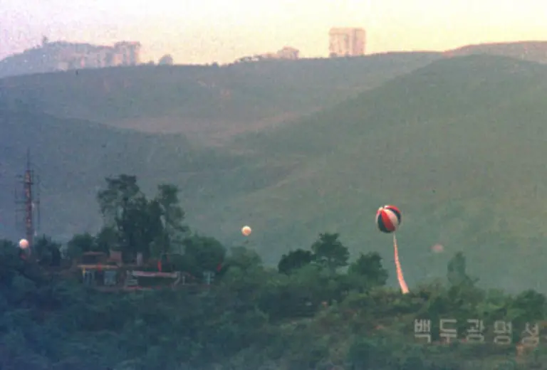 Eine-Schwalbe-habe-seine-Geburt-angekuendigt-ueber-den-Bergen-sei-ein-doppelter-Regenbogen-und-im-Himmel-ein-neuer-Stern-erschienen-Die-Wahrheit-ist-vermutlich-profaner-Kim-soll-1941-in-einem-Trainingslager-der-Roten-Armee-in-Sibirien-geboren-worden-sein