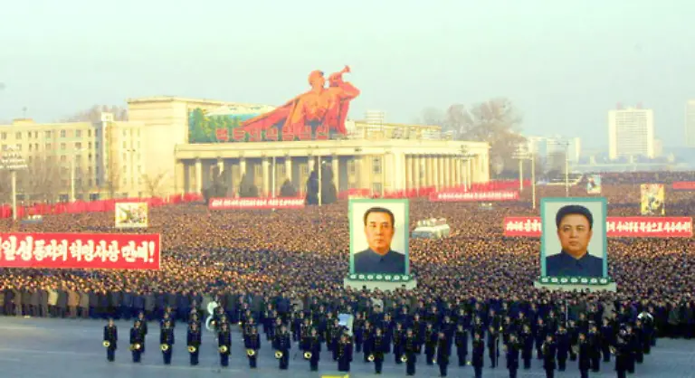 Die-Verehrung-des-Volkes-muss-Kim-Jong-Il-auch-14-Jahre-nach-dem-Tod-von-Kim-Il-Sung-mit-seinem-Vater-teilen-Offiziell-ist-Kim-Il-Sung-der-Ewige-Praesident-des-Landes