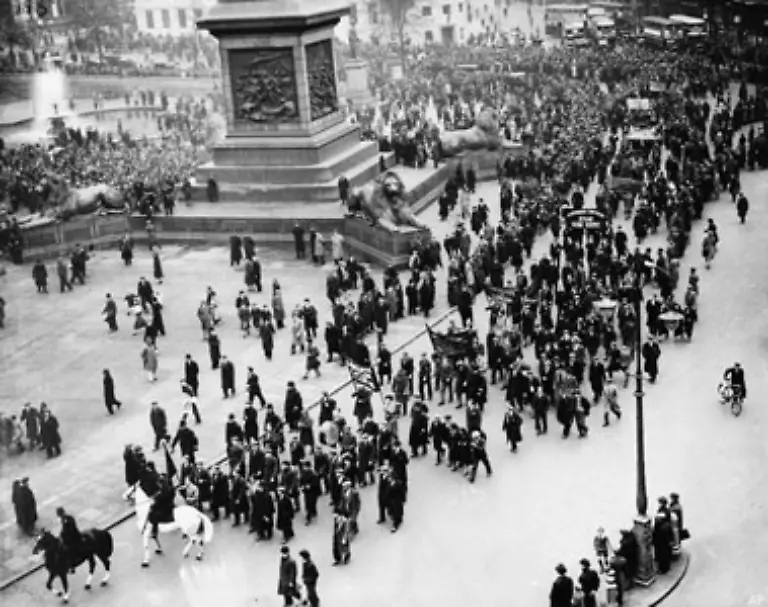 Denn-der-Zusammenbruch-in-den-USA-hat-weltweite-Auswirkungen-Bild-Trafalgar-Square-in-London