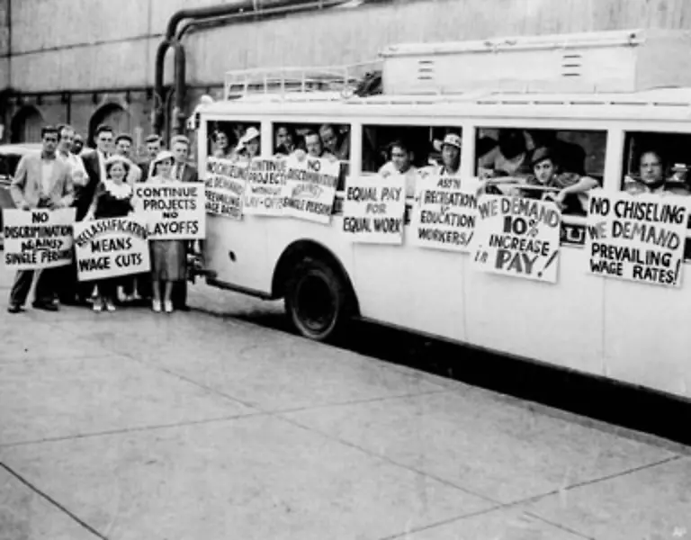 Das-Bruttosozialprodukt-das-private-Einkommen-und-der-Aussenhandel-schrumpfen-in-den-USA-in-den-naechsten-vier-Jahren-auf-die-Haelfte-Werden-1929-10-Milliarden-Dollar-investiert-ist-es-1932-nur-noch-eine-Milliarde