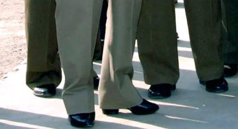 traegt-Schuhe-mit-Plateausohlen-er-ist-157-cm-gross