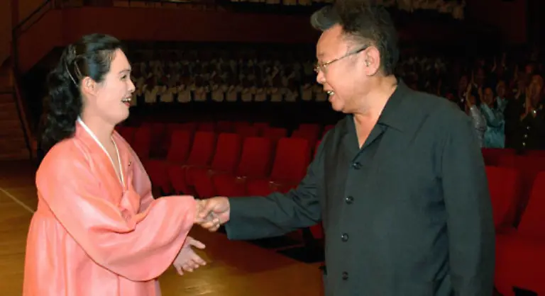 Er-ist-jedoch-alles-andere-als-eine-Witzfigur-Westliche-Experten-sehen-in-dem-Staatschef-einen-ebenso-geschickten-wie-ruecksichtlosen-politischen-Ueberlebenskuenstler-der-eisern-an-der-Macht-festhaelt