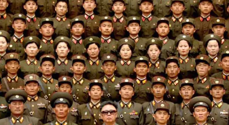 Anders-als-sein-Vater-hat-Kim-bislang-offenbar-keinen-Nachfolger-erkoren-vermutlich-koennte-er-dies-auch-nicht-gegen-die-maechtigen-Militaers-durchsetzen-Es-gilt-als-wahrscheinlich-dass-nach-Kims-Tod-eine-Militaerjunta-die-Macht-uebernehmen-wird