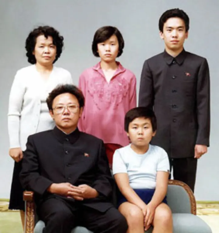 Von-Kim-sind-drei-Soehne-bekannt-Der-aelteste-davon-Kim-Jong-Nam-37-im-Bild-vorne-rechts-im-Jahr-1981-soll-bei-seinem-Vater-in-Ungnade-gefallen-sein