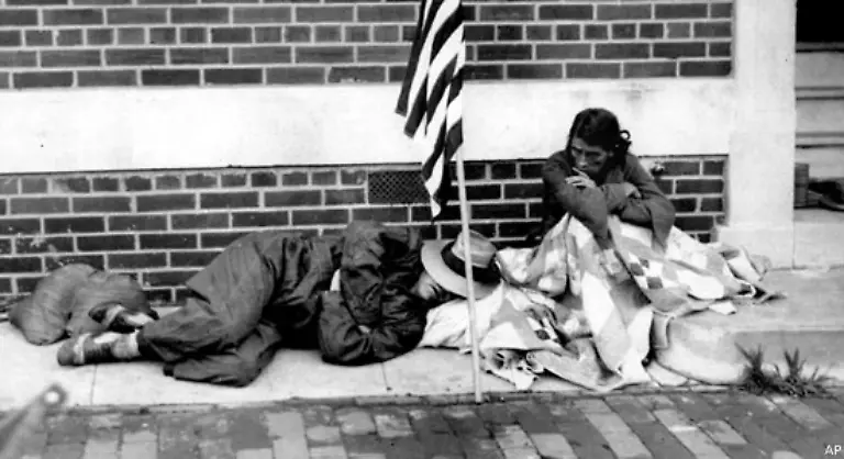 Roosevelt-zeigt-Sympathie-und-Mitgefuehl-fuer-den-vergessenen-kleinen-Mann-bei-seiner-Antrittstrede-1933-sagt-er-Das-Einzige-was-wir-fuerchten-muesse-ist-die-Furcht-selber