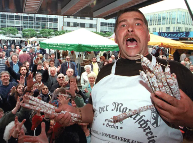 Doch-Wurst-ist-nicht-gleich-Wurst-Das-groesste-Stueck-naemlich-400-Milliarden-dient-lediglich-Buergschaften-Die-Banken-duerfen-also-schnuppern-aber-nicht-zubeissen